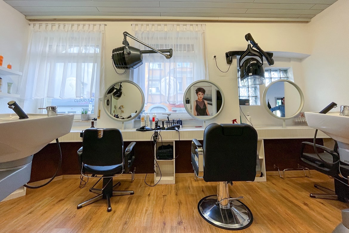 Salon innen und Mitarbeiter beim föhnen